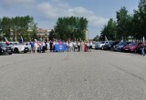Порядка 30 машин присоединились к автопробегу в Нягани, посвященному Дню России. ФОТО