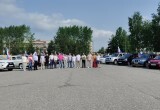 Порядка 30 машин присоединились к автопробегу в Нягани, посвященному Дню России. ФОТО