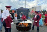 На праздновании Дня города Нягани блинопеки из Ялуторовска испекли метровые блины