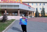 Активисты ЛДПР в Югре провели одиночные пикеты "ЛДПР требует вернуть кадры в медицину!" 