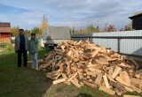 Депутат Думы Нягани Осман Имамерзаев оказал поддержку няганцам - доставил несколько партий колотых дров