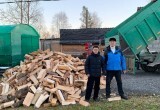 Депутат Думы Нягани Осман Имамерзаев оказал поддержку няганцам - доставил несколько партий колотых дров