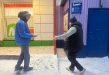 Одиночные информационные пикеты ежедневно проходят в городах и районах Югры. Активисты ЛДПР распространяют брошюры "Кто нас защитит?"