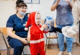 &laquo;Дед Мороз &ndash; единоросс&raquo; поздравил с наступающим Новым годом юных няганцев в Окружной больнице. ФОТО