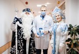 &laquo;Дед Мороз &ndash; единоросс&raquo; поздравил с наступающим Новым годом юных няганцев в Окружной больнице. ФОТО