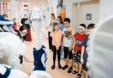 &laquo;Дед Мороз &ndash; единоросс&raquo; поздравил с наступающим Новым годом юных няганцев в Окружной больнице. ФОТО