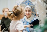 &laquo;Дед Мороз &ndash; единоросс&raquo; поздравил с наступающим Новым годом юных няганцев в Окружной больнице. ФОТО