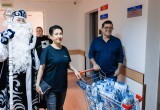 &laquo;Дед Мороз &ndash; единоросс&raquo; поздравил с наступающим Новым годом юных няганцев в Окружной больнице. ФОТО