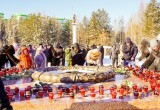 В годовщину начала СВО няганцы возложили цветы у Вечного огня