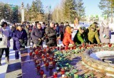 В годовщину начала СВО няганцы возложили цветы у Вечного огня