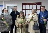 Активисты &laquo;Единой России&raquo; в Нягани подарили няганкам цветы в честь 8 Марта