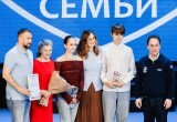 В Нягани на праздничном концерте ко Дню семьи выступили семейные дуэты и трио. ФОТО
