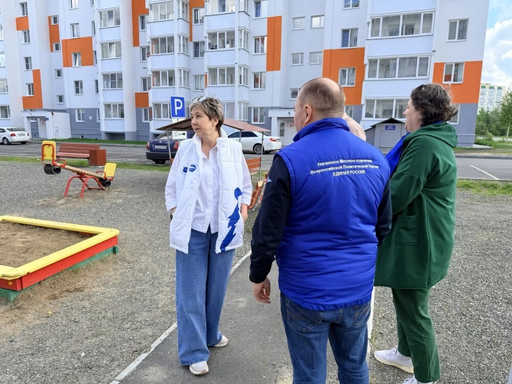 В Нягани проверяют безопасность детских площадок. ФОТО