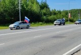 Более 30 машин присоединились в Нягани к автопробегу, посвященному Дню России