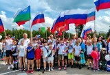 Колонна автомобилей, украшенных трехцветными стягами, проехала по улицам Нягани. ФОТО