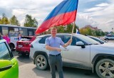 Колонна автомобилей, украшенных трехцветными стягами, проехала по улицам Нягани. ФОТО