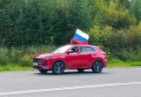 Колонна автомобилей, украшенных трехцветными стягами, проехала по улицам Нягани. ФОТО