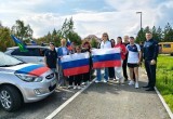 Колонна автомобилей, украшенных трехцветными стягами, проехала по улицам Нягани. ФОТО