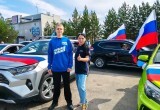 Колонна автомобилей, украшенных трехцветными стягами, проехала по улицам Нягани. ФОТО