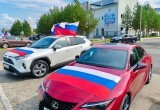 Колонна автомобилей, украшенных трехцветными стягами, проехала по улицам Нягани. ФОТО