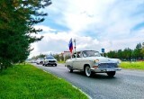 Колонна автомобилей, украшенных трехцветными стягами, проехала по улицам Нягани. ФОТО
